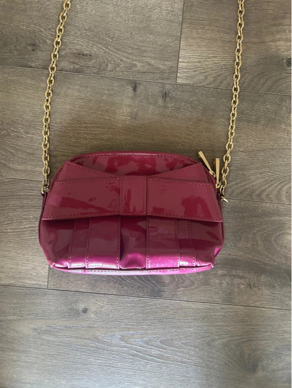 Pink Zach Poshen y2k bow patent leather crossbody bag with gold chain strap